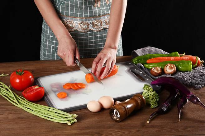 플라스틱 도마 위에서 음식 재료를 자르는 과정에서 표면이 마모되면 미세한 조각이 떨어질 수 있다. 사진=게티이미지뱅크