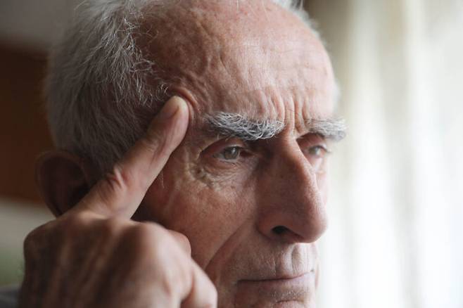 나이가 들수록 장내 미생물의 변화가 미주신경 기능을 저하시켜 뇌의 기억 중추인 해마에 악영향을 미치고, 이것이 인지기능 감퇴의 원인일 수 있다는 연구 결과가 나왔다.<BR> 사진=게티이미지뱅크