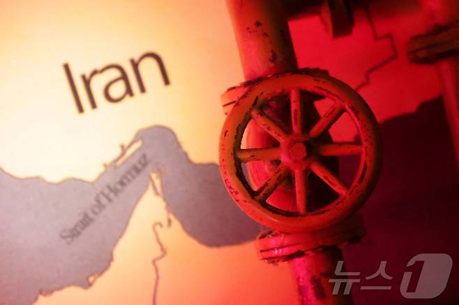 호르무즈 해협과 이란의 모습을 보여주는 지도, 앞의 송유관은 3D프린트로 만든 것이다. 2025.06.22. ⓒ 로이터=뉴스1