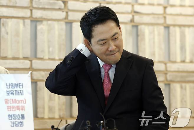 장동혁 국민의힘 대표가 지난 17일 오후 서울시 마포구 마포대로 채그로에서 열린 맘(Mom)편한특별위원회 저출생영유아보육분과위원회 1차 현장 간담회에 참석해 생각에 잠겨 있다. 2026.3.17 ⓒ 뉴스1 박정호 기자