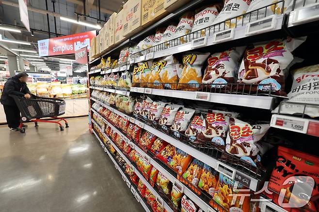 16일 서울시내 한 대형마트에 과자가 진열돼 있다. 2026.3.16 ⓒ 뉴스1 황기선 기자