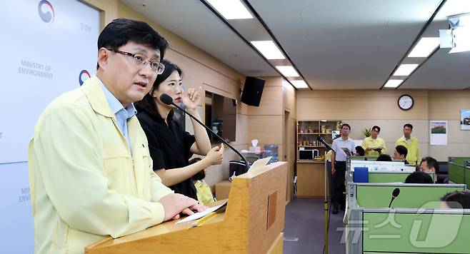 김성환 기후에너지환경부 장관이  세종시 정부세종청사에서 녹조 문제의 근원적 해결을 위한 녹조 종합대책 마련 계획 및 낙동강 녹조 수질검사 ·정보공개 방식 전면 개편 내용을 발표하고 있다. ⓒ 뉴스1 김기남 기자