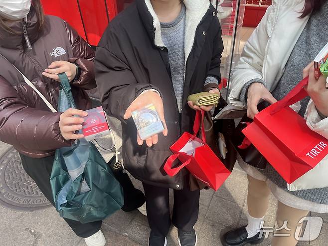 이번 BTS 공연 관람차 친구들과 국내를 방문한 릴리는 티르티르 매장에서 쿠션 제품을 샀다고 말했다. ⓒ 뉴스1 신민경 기자