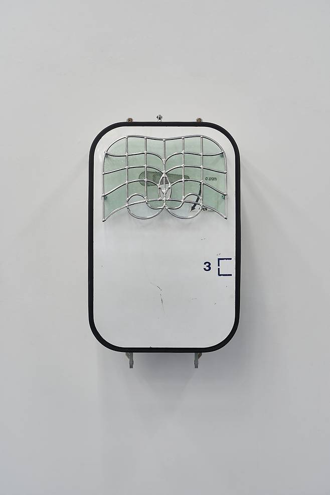Ju Young Kim_For a moment it felt like a porch between two skies #1_2026_Aircraft door panel, stainless steel, stained glass_71 x 47 x 29 cm_2  (이미지 크레딧, P21 제공, 사진 김윤식).
