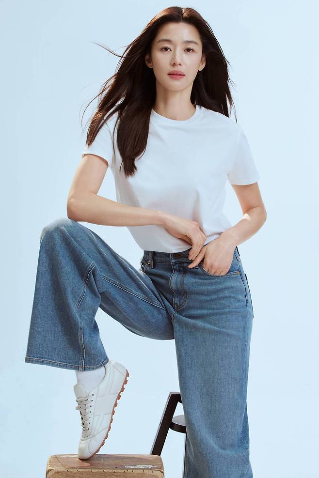 탑텐 브랜드 앰버서더 전지현 '쿨에어 코튼 크루넥 반팔티'·'세미와이드 데님(여성용)' 착장 화보(신성통상 제공)