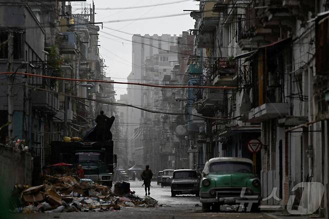 17일(현지시간) 한 남성이 쿠바 아바나 거리를 걷고 있다. 쿠바 에너지광산부에 따르면 전국적인 정전으로 약 1000만 명이 불편을 겪은 뒤, 대부분 지역에서 전력망이 다시 연결됐다. 2026.03.17. ⓒ 로이터=뉴스1
