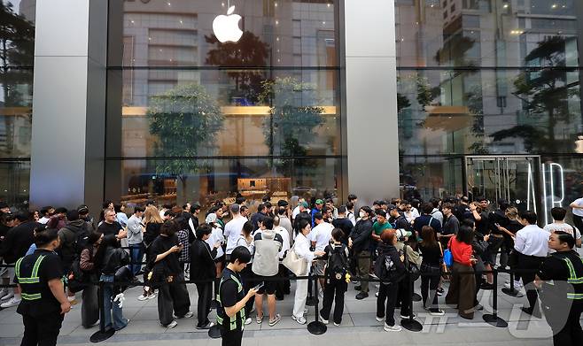 19일 오전 서울 중구 명동 애플스토어에서 시민들이 이날 출시된 애플의 스마트폰 '아이폰17' 제품을 구매하기 위해 줄 서서 기다리고 있다. 2025.9.19 ⓒ 뉴스1 김진환 기자