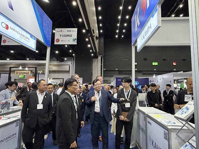 태국 축산국 및 아시아태평양수의사회(FAVA) 주요 임원들이 한국관을 방문한 모습(협회 제공) ⓒ 뉴스1