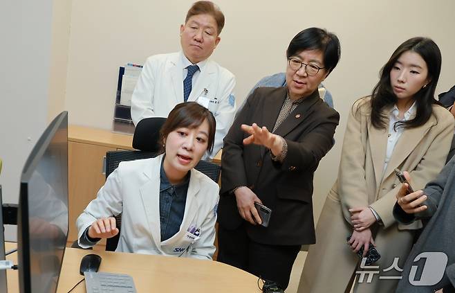 정은경 보건복지부 장관이 인공지능(AI) 의무기록 작성 시스템을 활용 중인 분당서울대병원 진료실을 방문한 모습.(보건복지부 제공)
