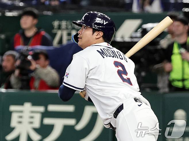 8일 일본 도쿄돔에서 열린 2026 월드베이스볼클래식 조별리그 C조 대한민국과 대만의 경기. 대한민국 문보경이 5회말 무사 1루때 안타를 치고 있다. 2026.3.8 ⓒ 뉴스1 구윤성 기자