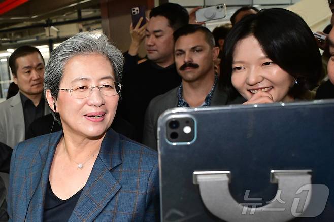 리사 수 AMD 최고경영자와 최수연 네이버 대표가 18일 경기 성남시 분당구 네이버 사옥에서 디지털트윈 전시와 관련해 설명을 듣고 있다. (공동취재) 2026.3.18뉴스1 2026.3.18 ⓒ 뉴스1 김진환 기자