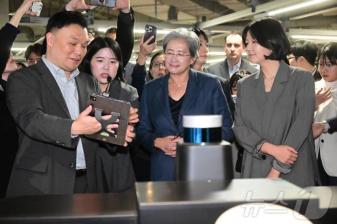 리사 수 AMD 최고경영자와 최수연 네이버 대표가 18일 경기 성남시 분당구 네이버 사옥에서 디지털트윈 전시와 관련해 설명을 듣고 있다. (공동취재) 2026.3.18뉴스1 2026.3.18 ⓒ 뉴스1 김진환 기자