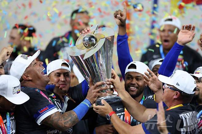 베네수엘라 야구대표팀 선수들이 18일(한국시간) 미국 플로리다주 마이애미의 론디포 파크에서 열린 2026 월드베이스볼클래식(WBC) 결승전에서 미국을 3-2로 꺾고 우승을 차지한 후 트로피를 들고 환호하고 있다. ⓒ AFP=뉴스1