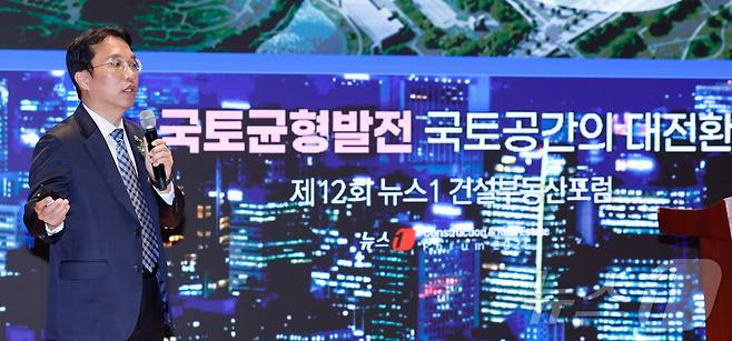 강주엽 행정중심복합도시건설청 청장이 18일 오후 서울 여의도 한국거래소에서 열린 제12회 뉴스1 건설부동산포럼에 참석해 '행복도시 20년, 국토균형발전의 성과와 과제'를 주제로 특별강연을 하고 있다. 2026.3.18 ⓒ 뉴스1 안은나 기자