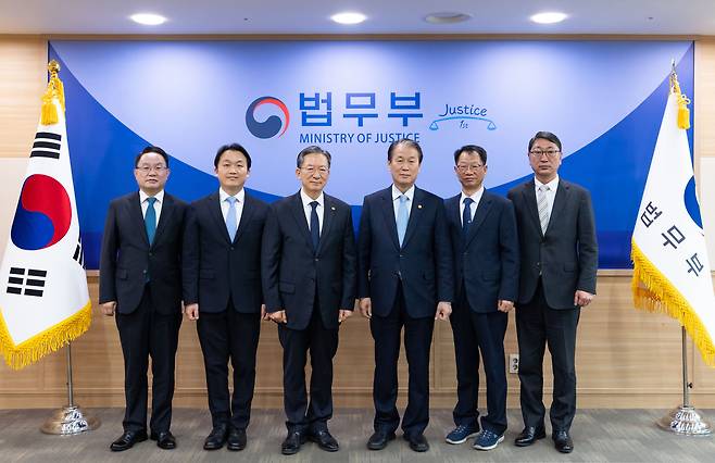 정성호 법무부 장관(왼쪽 세 번째)과 권오을 국가보훈부 장관(왼쪽 네 번째)을 비롯한 법무부 및 보훈부 관계자가 사진 촬영을 위해 포즈를 취하고 있다.(법무부 제공)
