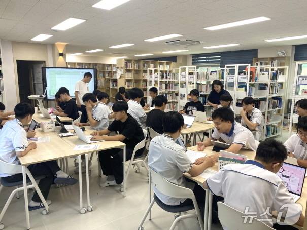 학교 도서관에서 독서를 하고 있는 고창초등학교 학생들.(전북교육청 제공, 재판매 및 DB 금지)/뉴스1