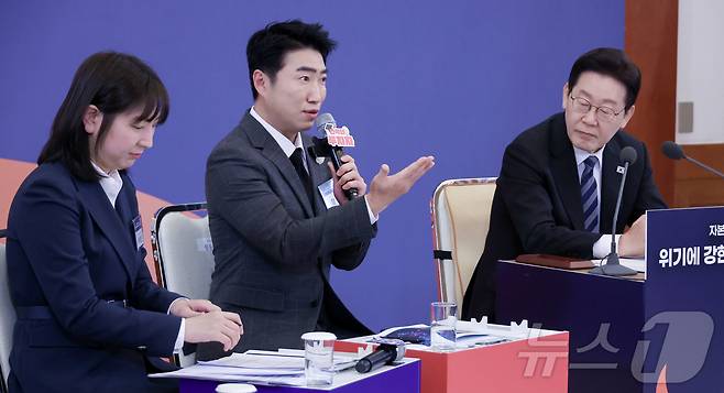 이재명 대통령이 18일 청와대에서 열린 자본시장 안정과 정상화 간담회에서 방송인 장동민의 발언을 듣고 있다. 2026.3.18 ⓒ 뉴스1 이재명 기자