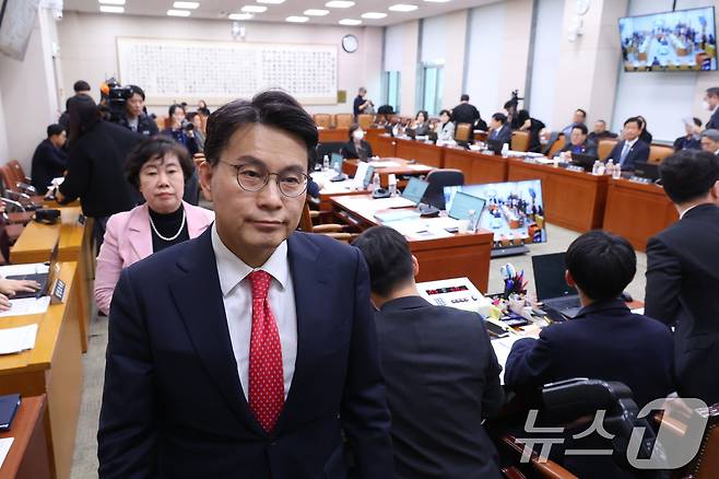 윤상현 의원을 비롯한 국민의힘 의원들이 18일 서울 여의도 국회에서 열린 법제사법위원회 전체회의에서 중대범죄수사청 조직 및 운영에 관한 법률안(대안)에 반발하며 퇴장하고 있다. 2026.3.18 ⓒ 뉴스1 신웅수 기자