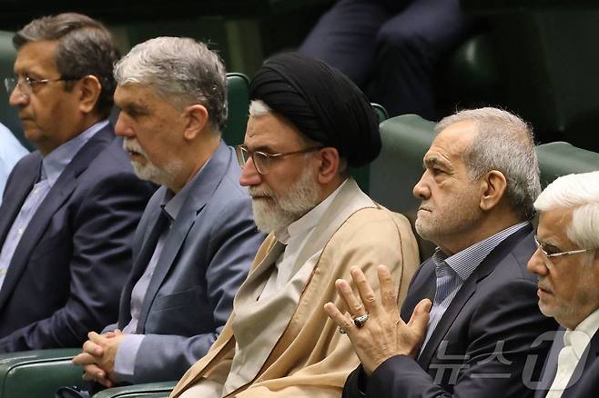 이란 정보부 장관 에스마일 하티브(가운데)가 2024년 8월 17일 테헤란에서 의회 의원들을 상대로 내각 인선에 대한 연설을 하기 전 마수드 페제시키안 대통령(오른쪽)과 함께 앉아 있다. 이스라엘은 18일(현지시간) 하티브 장관을 사살했다고 밝혔다. 2026. 03. 18. ⓒ AFP=뉴스1
