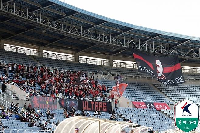 2024시즌 홈 응원석 폐쇄 조치에 관중석에서 응원하는 부천 서포터즈. 사진 | 한국프로축구연맹