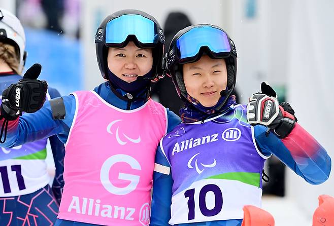 알파인스키 최사라(오른쪽)와 어은미 가이드가 14일(현지시간) 이탈리아 코르티나 토파네 알파인스키 센터에서 열린 2026 밀라노·코르티나 동계패럴림픽 알파인스키 회전 종목 레이스를 마친 후 포즈를 취했다. 사진 | 대한장애인체육회