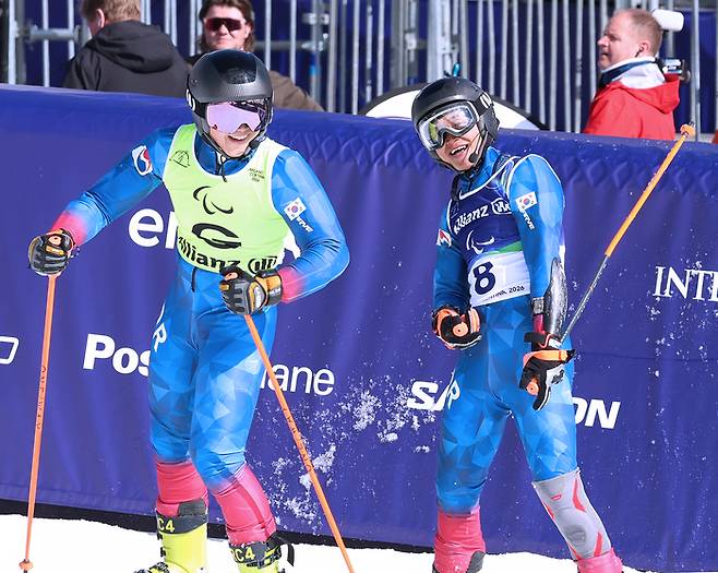 황민규(오른쪽)와 김준형 가이드가 13일(현지시간) 이탈리아 코르티나 알파인스키 센터에서 열린 2026 밀라노·코르티나 동계패럴림픽 알파인스키 대회전 시각장애 부문에서 완주한 후 세리머니를 하고 있다. 사진 | 대한장애인체육회