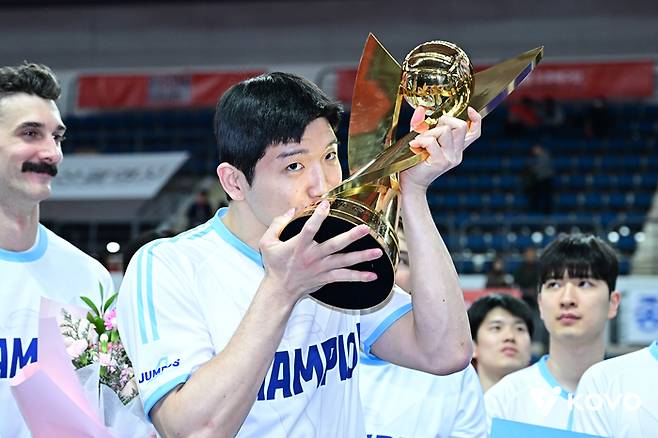 대한항공 정지석이 정규리그 1위 트로피에 입맞춤하고 있다. 사진 | 한국배구연맹