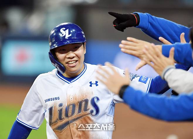 삼성 김지찬이 13일 대구 삼성라이온즈파크에서 열린 2025 KBO리그 SSG와의 준플레이오프 3차전 3회말 2사 1-3루 김성윤의 내야안타에 이은 상대 실책으로 1루에서 홈까지 파고들어 득점을 한 뒤 동료들과 하이파이브를 하고 있다. 2025. 10. 13.  대구 | 박진업 기자 upandup@sportsseoul.com