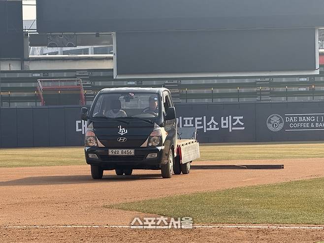 경기 후 김상훈 소장이 대형 땅고르개가 달린 트럭을 몰고 있는 모습. 수원 | 박연준 기자 duswns0628@sportsseoul.com
