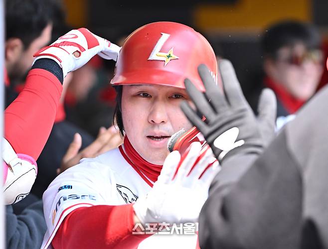 SSG 최정이 17일 문학구장에서 열린 2026 KBO리그 삼성과 시범경기 1회말 1사 1루 상황에서 삼성 선발 이승민을 상대로 2점 홈런을 치고 동료들과 하이파이브를 나누고 있다. 문학 | 박진업 기자 upandup@sportseoul.com