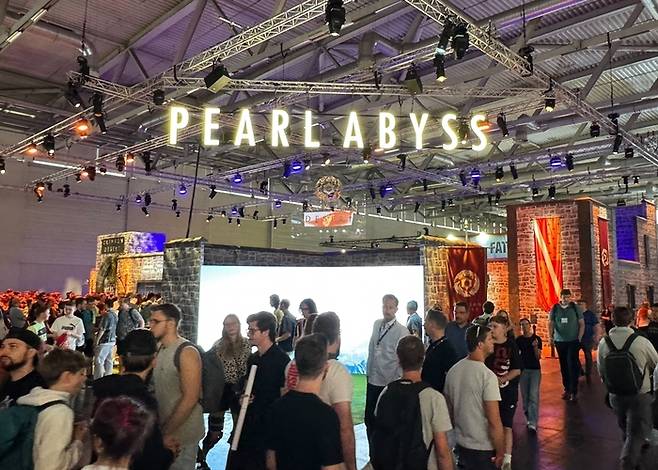 지난해 독일 쾰른에서 열린 게임스컴 현장에 설치된 ‘붉은사막’ 부스 전경. 사진 | 펄어비스