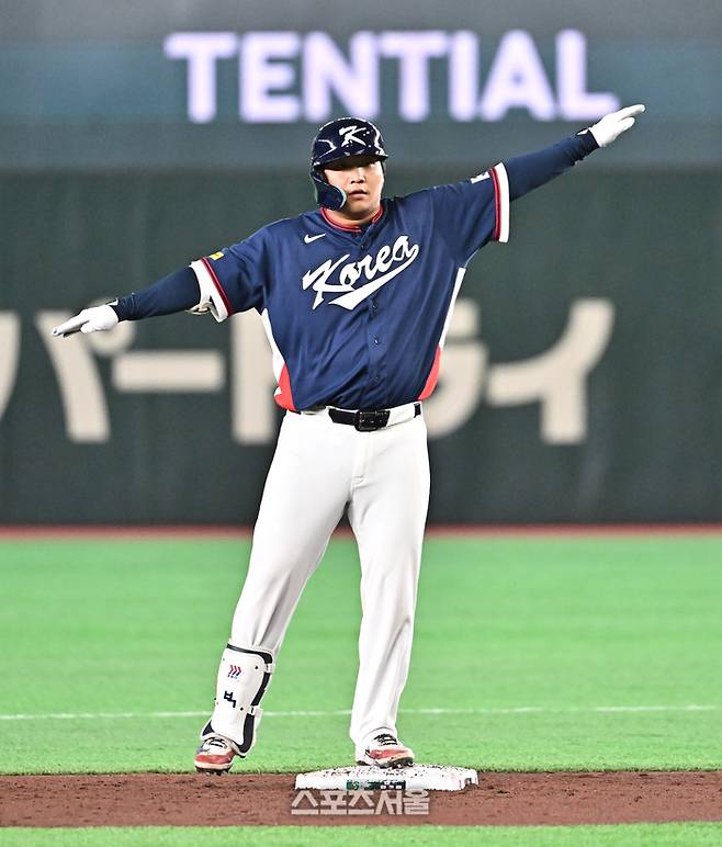 대한민국 야구대표팀의 문보경이 9일 일본 도쿄 도쿄돔에서 열린 2026 월드베이스볼클래식(WBC) 조별리그 호주와의 경기 3회초 1사 2루 상황에서 1타점 2루타를 치고 있다. 도쿄(일본) | 박진업 기자 upandup@sportsseoul.com