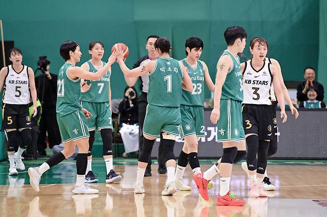 하나은행 선수들이 9일 부천체육관에서 열린 BNK금융 2025~2026 여자프로농구 정규리그 5라운드 KB와 경기에서 얘기를 나누고 있다. 사진 | WKBL