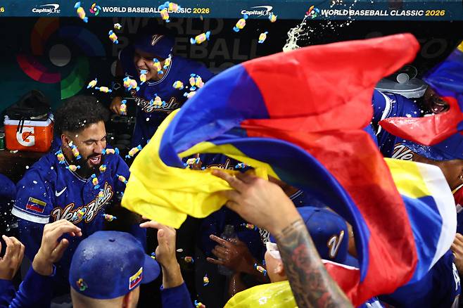MIAMI, FLORIDA - MARCH 16: Gleyber Torres #25 of Team Venezuela celebrates with teammates a 4-2 victory against Team Italy after the game at loanDepot park on March 16, 2026 in Miami, Florida.   Megan Briggs/Getty Images/AFP (Photo by Megan Briggs / GETTY IMAGES NORTH AMERICA / Getty Images via AFP)







<저작권자(c) 연합뉴스, 무단 전재-재배포, AI 학습 및 활용 금지>