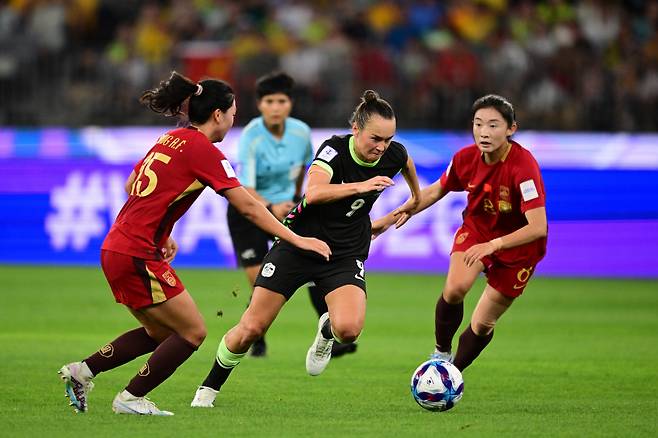 epa12826764 Caitlin Foord (C) of Australia in action during the AFC Women's Asian Cup Semi Final 1 match between Australia and China at Optus Stadium in Perth, Australia, 17 March 2026.  EPA/DEAN LEWINS AUSTRALIA AND NEW ZEALAND OUT







<저작권자(c) 연합뉴스, 무단 전재-재배포, AI 학습 및 활용 금지>