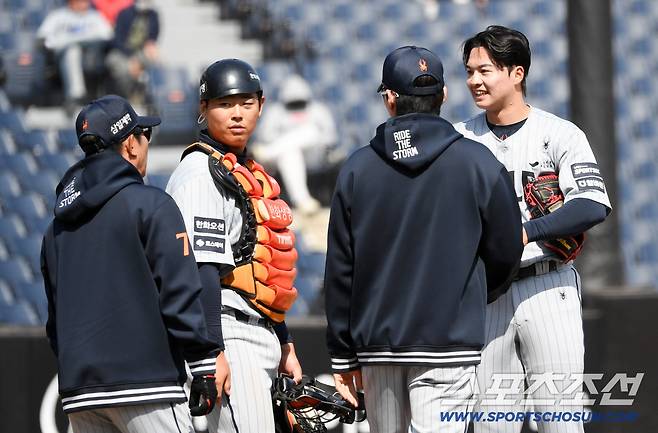 무실점 피칭보다 더 반가웠던 왕옌청의 뛰어난 위기관리 능력에 양상문 코치는 칭찬을 아끼지 않았다. 대전=박재만 기자