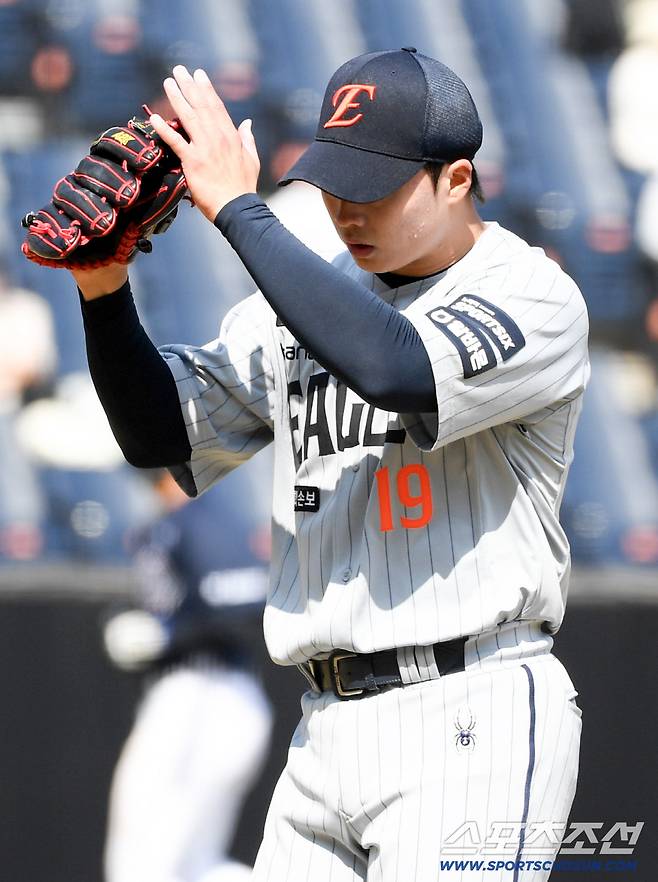 17일 대전 한화생명볼파크 열린 한화 이글스와 두산 베어스의 경기. 4회초 2사 1,2루 두산 안재석을 삼진 처리한 한화 왕옌청이 기뻐하고 있다. 대전=박재만 기자 pjm@sportschosun.com/2026.03.17/