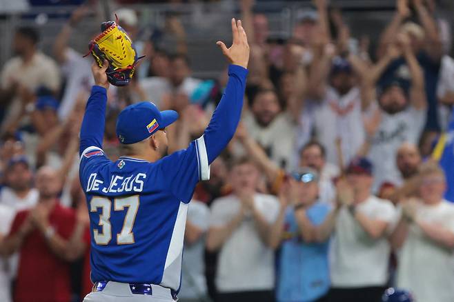 Mar 14, 2026; Miami, FL, United States; Venezuela pitcher Enmanuel de Jesus (37) reacts against Japan in the sixth inning during a quarterfinal game of the 2026 World Baseball Classic at loanDepot Park. Mandatory Credit: Sam Navarro-Imagn Images







<저작권자(c) 연합뉴스, 무단 전재-재배포, AI 학습 및 활용 금지>