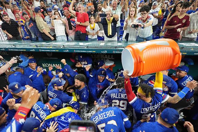 The Venezuela team celebrates after defeating Italy at a World Baseball Classic semifinal game, Monday, March 16, 2026, in Miami. (AP Photo/Rebecca Blackwell)







<저작권자(c) 연합뉴스, 무단 전재-재배포, AI 학습 및 활용 금지>