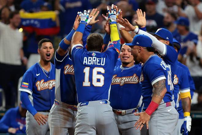 Mar 17, 2026; Miami, FL, United States; Venezuela outfielder Wilyer Abreu (16) reacts after hitting a home run against the United States in the fifth inning during the 2026 World Baseball Classic Championship game at loanDepot Park. Mandatory Credit: Sam Navarro-Imagn Images연합뉴스