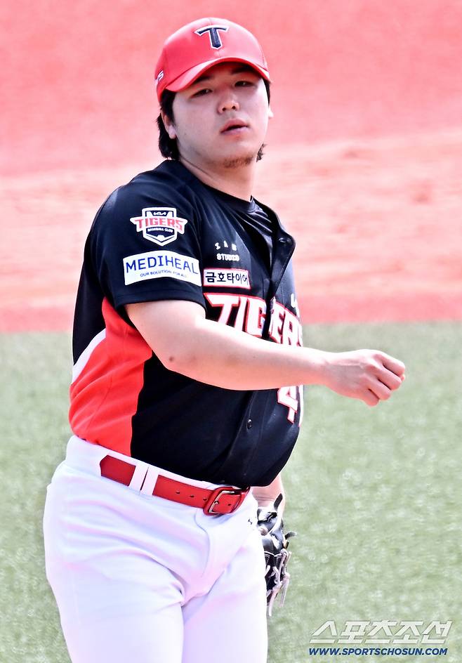 24일 일본 오키나와 가데나 구장에서 열린 야구 대표팀과 KIA 타이거즈의 평가전. 황동하가 역투하고 있다. 오키나와(일본)=박재만 기자 pjm@sportschosun.com/2026.02.24/