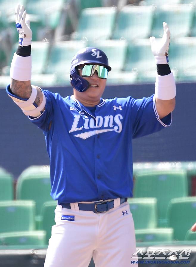 17일 인천 SSG랜더스필드에서 열린 KBO리그 SSG와 삼성의 경기. 4회 안타를 치고 출루한 삼성 최형우. 인천=송정헌 기자songs@sportschosun.com/2026.03.17/