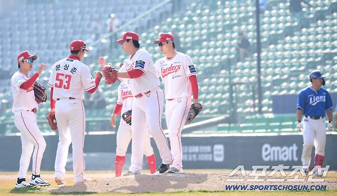 17일 인천 SSG랜더스필드에서 열린 KBO리그 SSG와 삼성의 경기. SSG가 삼성에 승리했다. 경기 종료 후 하이파이브를 나누고 있는 선수들. 인천=송정헌 기자songs@sportschosun.com/2026.03.17/