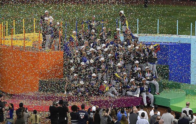 Venezuela celebrates winning the World Baseball Classic after beating the United States 3-2 at loanDepot Park in Miami, Florida on Tuesday, March 17, 2026. Photo by Michael Laughlin/UPI







<저작권자(c) 연합뉴스, 무단 전재-재배포, AI 학습 및 활용 금지>