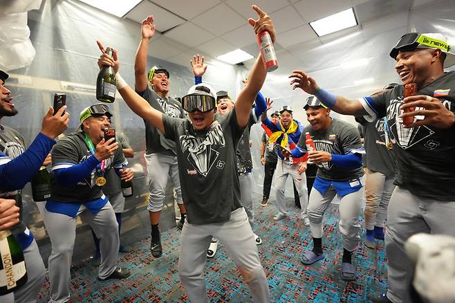 The Venezuela team celebrate after defeating the United States in the championship game of the World Baseball Classic, Tuesday, March 17, 2026, in Miami. (AP Photo/Rebecca Blackwell)







<저작권자(c) 연합뉴스, 무단 전재-재배포, AI 학습 및 활용 금지>