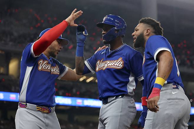 마이클 가르시아가 3회초 희생플라이로 선취점을 올린 뒤 동료들의 축하를 받고 있다. AFP연합뉴스