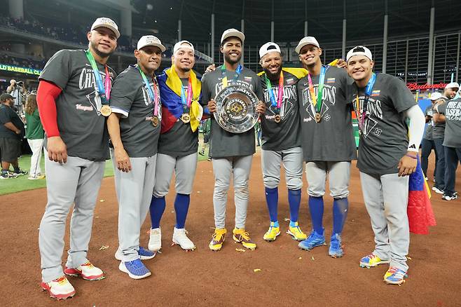 우승 행사에서 포즈를 취한 베네수엘라 선수들. AP연합뉴스