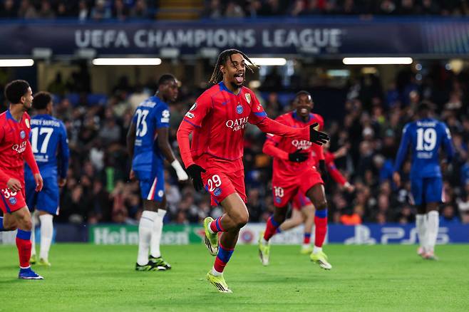 TOPSHOT - Paris Saint-Germain's French forward #29 Bradley Barcola celebrates after scoring his team second goal during the UEFA Champions League round of 16 second leg football match between Chelsea FC and Paris Saint-Germain (PSG) at Stamford Bridge, west London on March 17, 2026. (Photo by FRANCK FIFE / AFP)







<저작권자(c) 연합뉴스, 무단 전재-재배포, AI 학습 및 활용 금지>