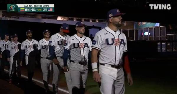 저지를 따라 입장하는 미국 선수들. ⓒTVING