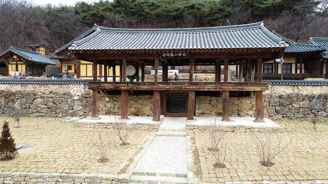 경북 안동 봉정사의 관문, 덕휘루 전경. /안동시